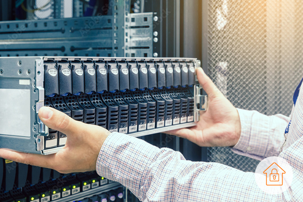Foto eine IT-Technikers der ein Storage Array in ein Server Rack integriert.