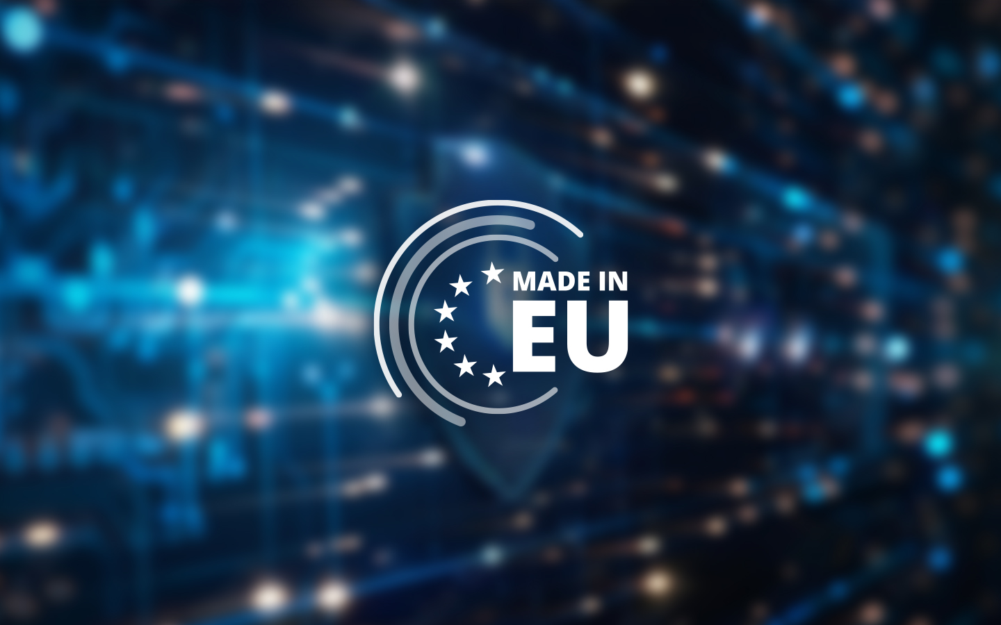 Weißes „Made in EU“-Logo mit Sternen und Kreisen auf unscharfem, blauem Hintergrund mit digitalen Lichtpunkten