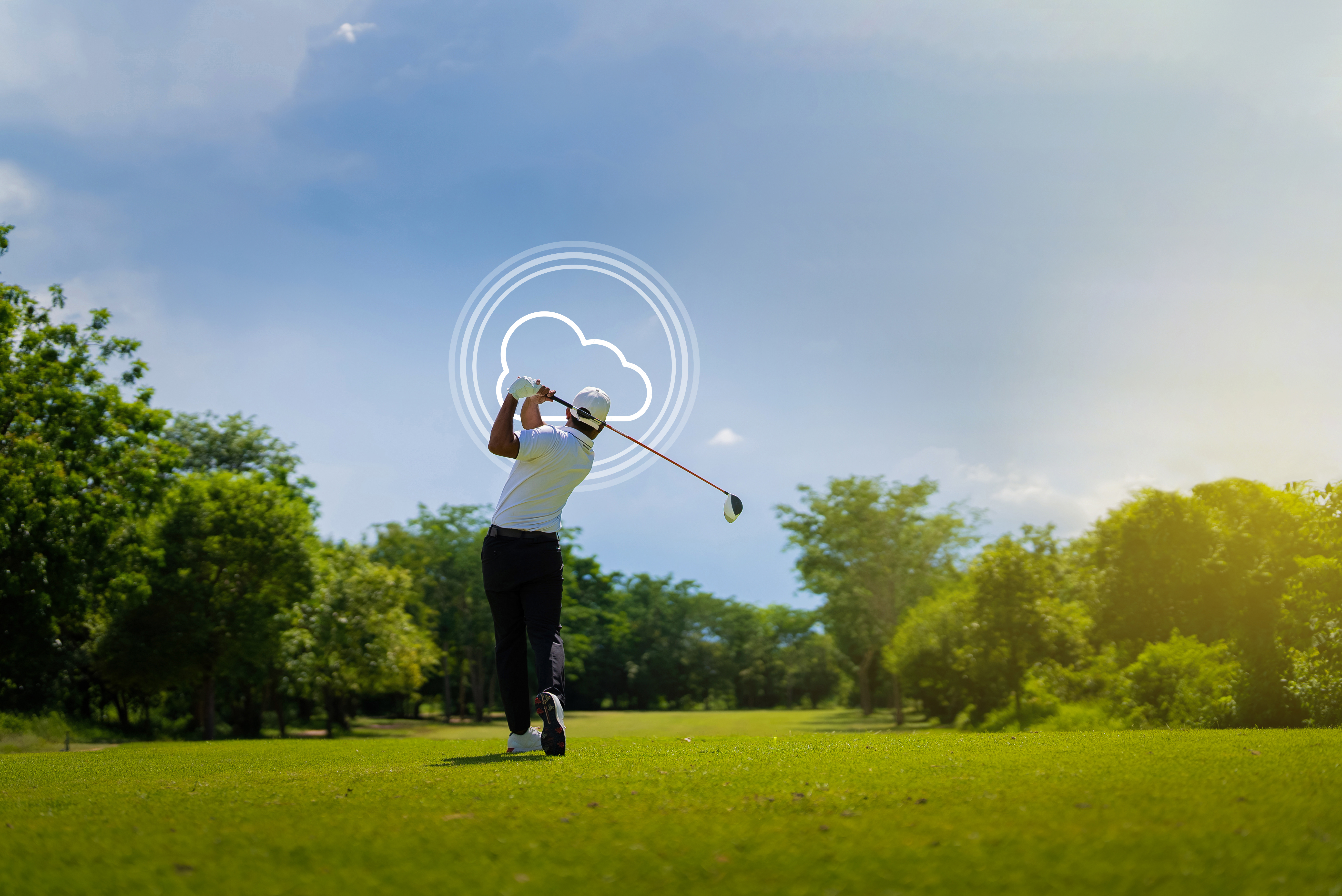 Borussia_Golf_Trophy_ecotel Golfspieler schwingt den Schläger auf grüner Wiese mit blauem Himmel, Golfball fliegt zum Cloud-Icon