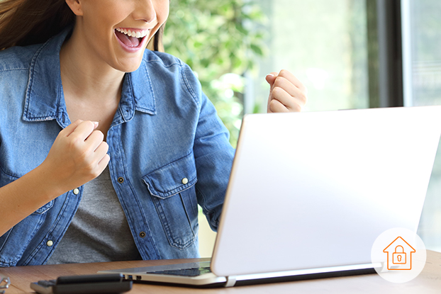 Serverhousing: Das Foto einer Frau vor einem Laptop welche große Freude ausstrahlt.