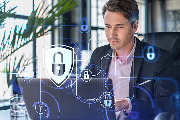 Geschäftsmann am Laptop mit Datensicherheit-Icons (Schlösser), Symbol für sichere Digitalisierung 