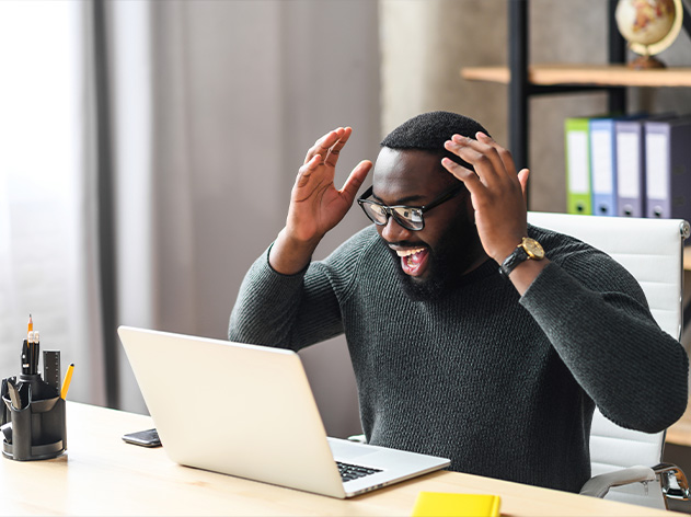 Einfach Digital. Branchenspezifisches Wissen über Cloud, SIP, Glasfaser Technologien, Sicherheits-und Backup Funktionen. Einfach erklärt. Das Foto zeigt einen ecotel Kunden der seine Fragen im ecotel Glossar beantwortet bekommt.
