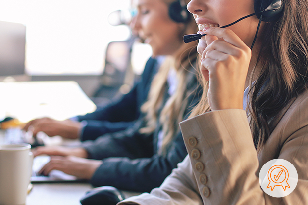 Das Foto zeigt Mitarbeiterinnen im Customer Support Center sind im freundlichen Austausch mit den Kunden der ecotel communication ag