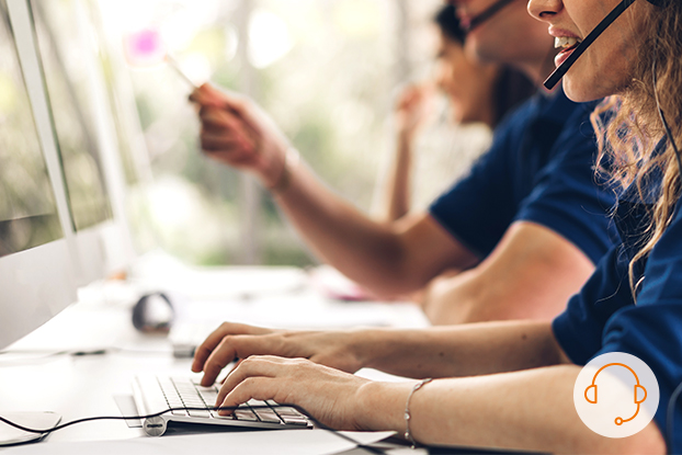 Das Foto zeigt die freundlichen Callcenter Mitarbeiter bei der Kundenbetreuung mit dem CallCenter Addon zum ecotel cloud.phone. Der smarten Telefonanlage von ecotel