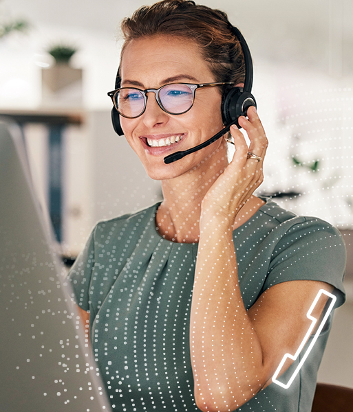 Foto einer ecotel Mitarbeiterin im Kundensupport bei der täglichen Arbeit mit dem Internet Telefonie Paket voice.basic