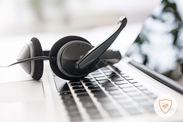 Headset für Cloud-Telefonie liegt auf einer Laptoptastatur