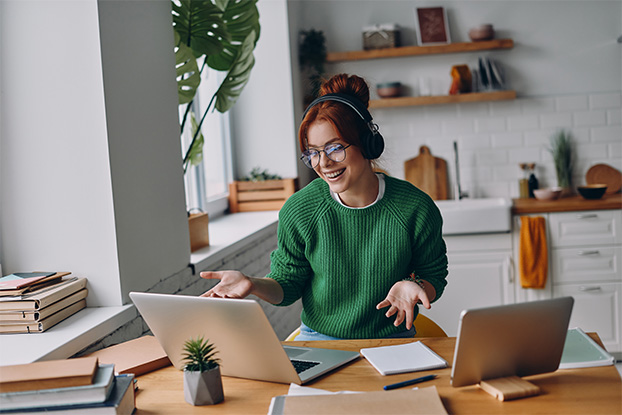 CallCenter Agentin arbeitet zufrieden aus dem Home Office mit dem CallCenter Addon und cloud.phone