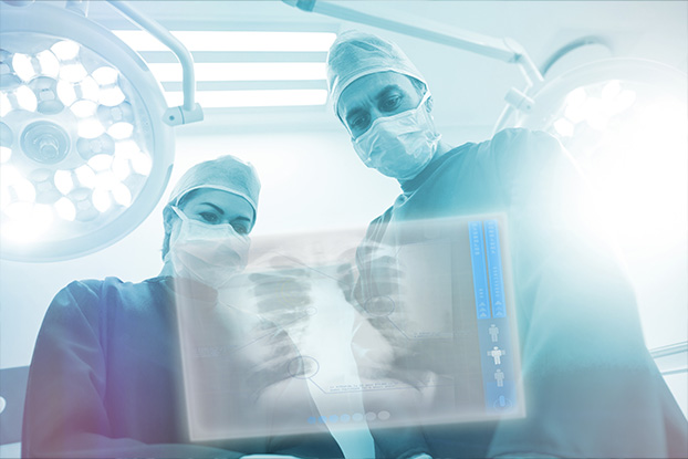 Das Beitragsbild des Branchenportals für digitale Kommunikationstechnologien in der Gesundheitsbranche zeigt 2 Ärzte bei der Diagnose und der Unterstützung durch visuelle digitale Technologien. 