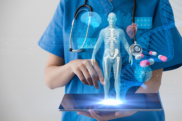 Das Beitragsfoto zeigt medizinisches Fachpersonal beim Einsatz digital visueller Technologien mit datenintensiven 3D Anwendungen über Glasfasernetzwerke.