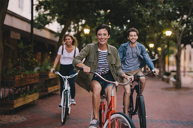 Foto von ecotel Mitarbeitern bei der Nutzung der Company Bikes