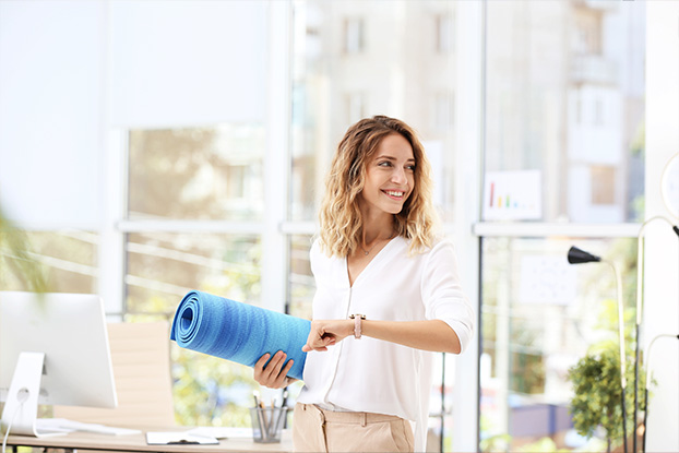 Foto einer ecotel Mitarbeiterin bei der Ausübung von Fitnessübungen im Unternehmen