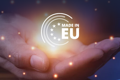 Alles aus einer Hand, dargestellt durch eine Großaufnahme einer Hand, die das leuchtende "Made in EU" Signet hält