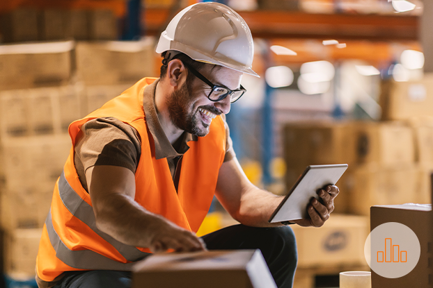 Baustellenarbeiter im Mittelstand telefoniert über Tablet
