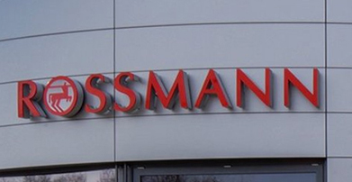 Rossmann Gebäude Schriftzug