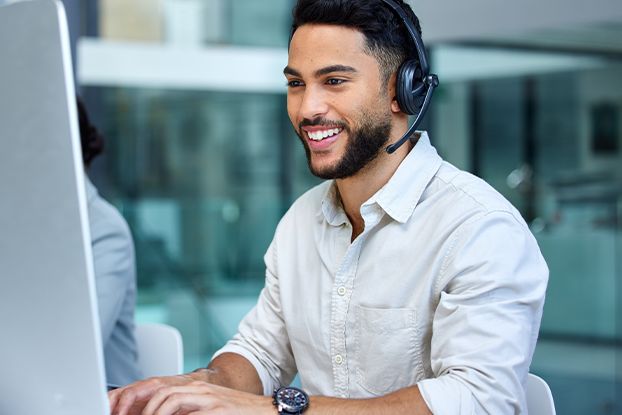 Mitarbeiter eines Star-Ups telefoniert am Desktop mit Cloud-Telefon