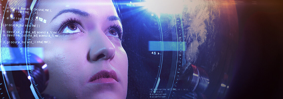 Astronautin mit Code im Helm