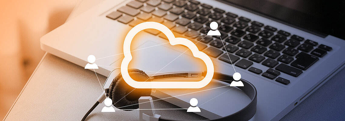 Orange Wolke mit Laptop und Headset