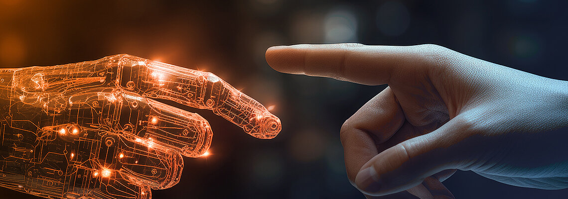 Menschliche Hand berührt orangene Cyberhand (Michelangelo - Die Erschaffung Adams)